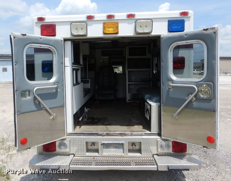 image for item DE8523 1999 Ford Econoline E450 Super Duty ambulance