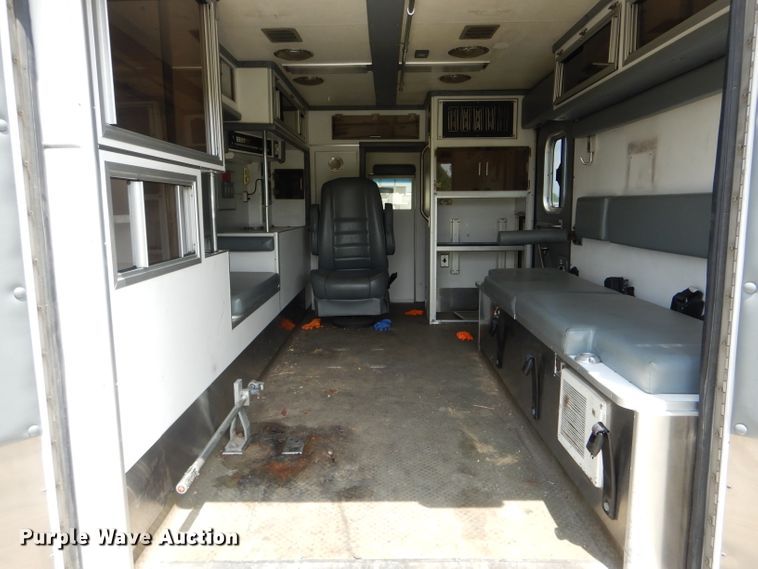 image for item DE8523 1999 Ford Econoline E450 Super Duty ambulance