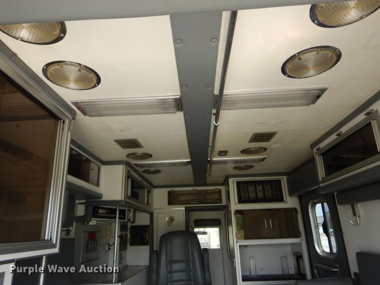 image for item DE8523 1999 Ford Econoline E450 Super Duty ambulance