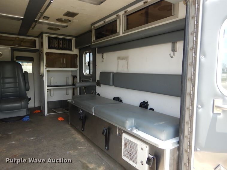 image for item DE8523 1999 Ford Econoline E450 Super Duty ambulance
