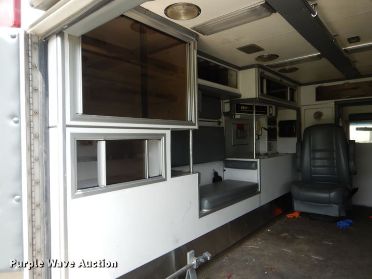 image for item DE8523 1999 Ford Econoline E450 Super Duty ambulance