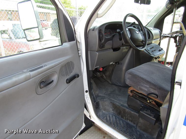 image for item EU9732 2007 Ford E450 Eldorado Aerotech 24FA7 shuttle bus