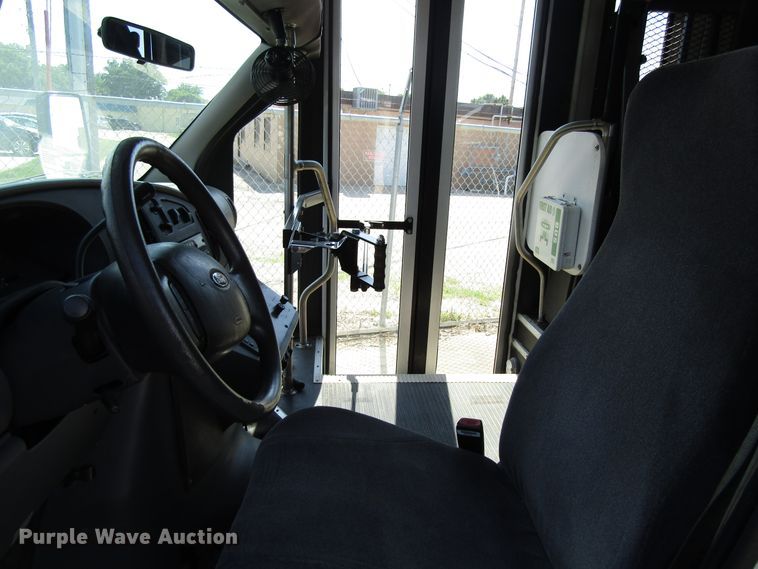 image for item EU9732 2007 Ford E450 Eldorado Aerotech 24FA7 shuttle bus