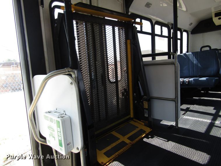 image for item EU9732 2007 Ford E450 Eldorado Aerotech 24FA7 shuttle bus