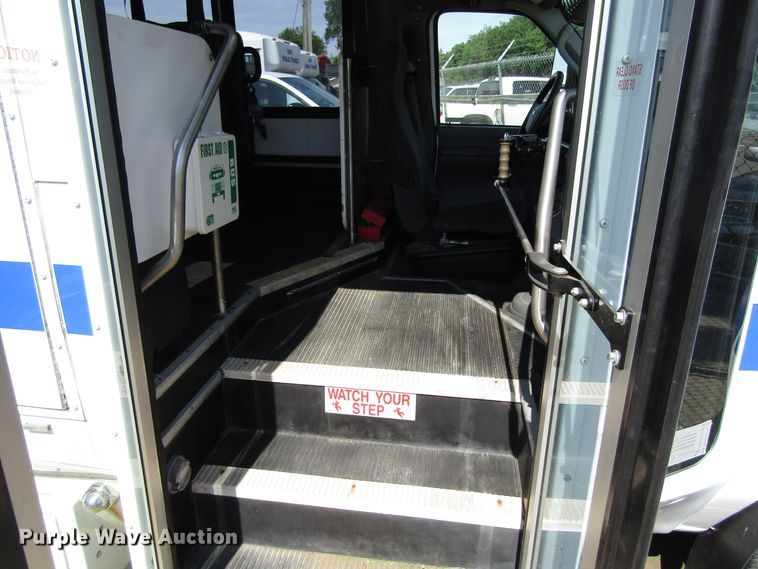 image for item EU9732 2007 Ford E450 Eldorado Aerotech 24FA7 shuttle bus