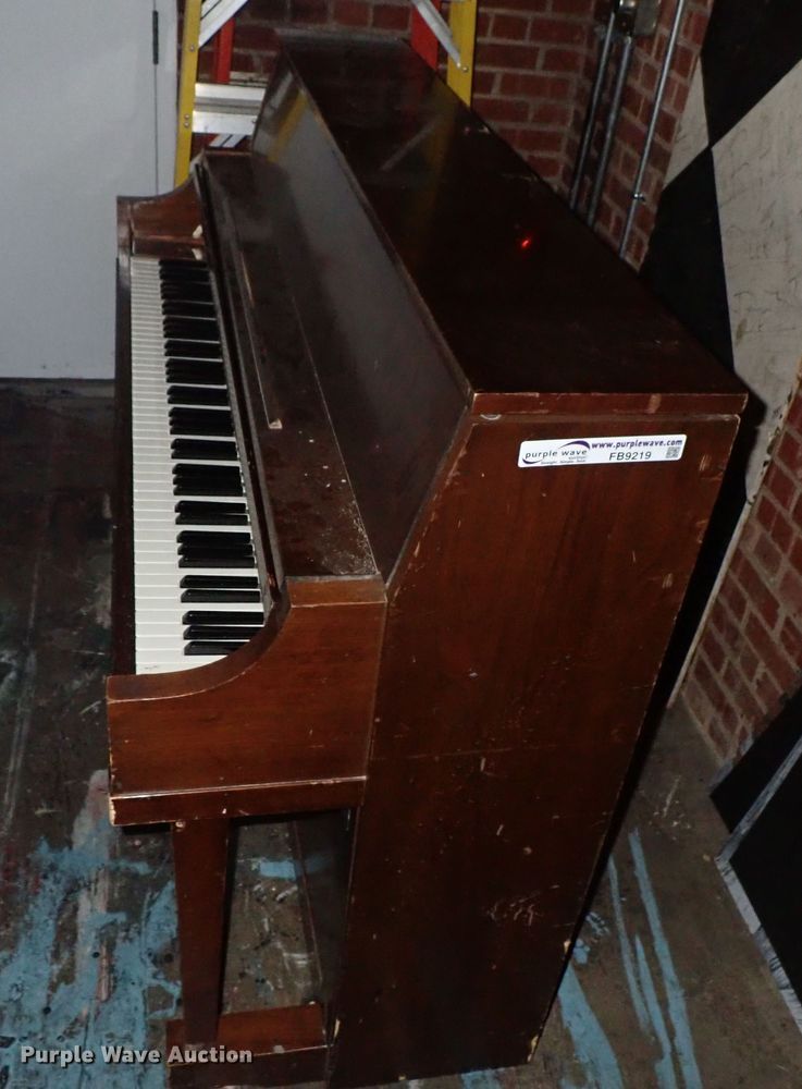 image for item FB9219 Yamaha piano