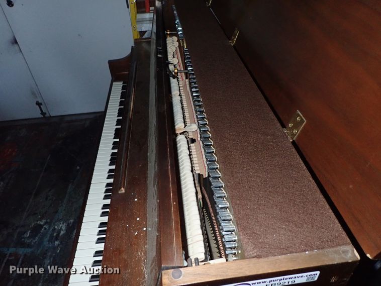 image for item FB9219 Yamaha piano
