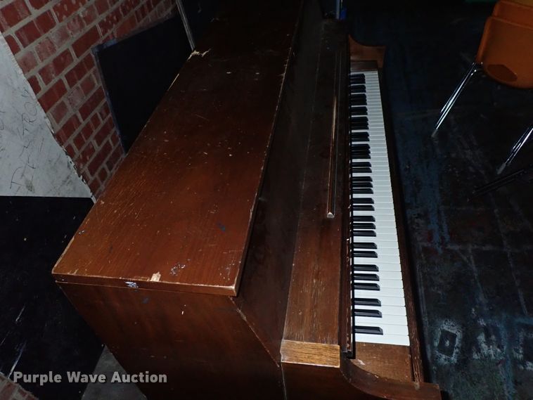 image for item FB9219 Yamaha piano