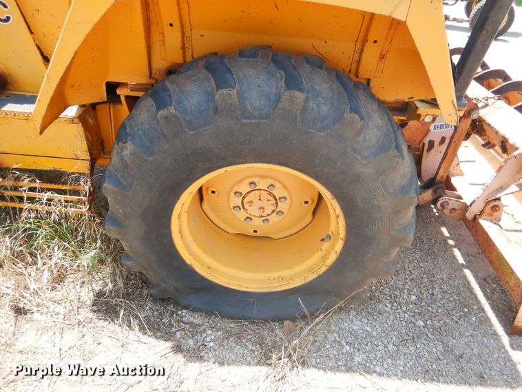 image for item FI9839 1987 John Deere 210C landscape tractor