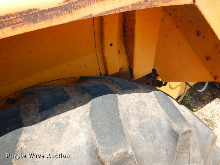 image for item FI9839 1987 John Deere 210C landscape tractor