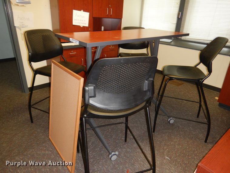 Furniture in Manhattan, KS Item FP9078 sold Purple Wave