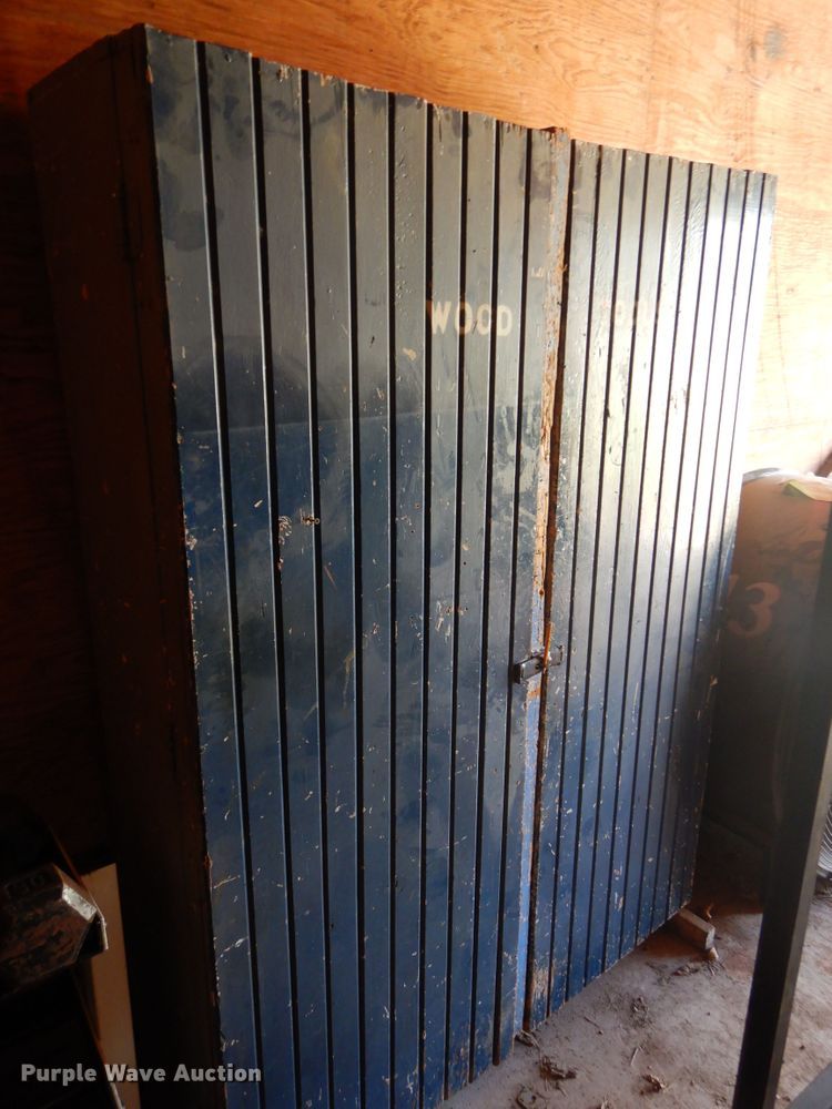 image for item G1851 Office supplies and kitchen equipment