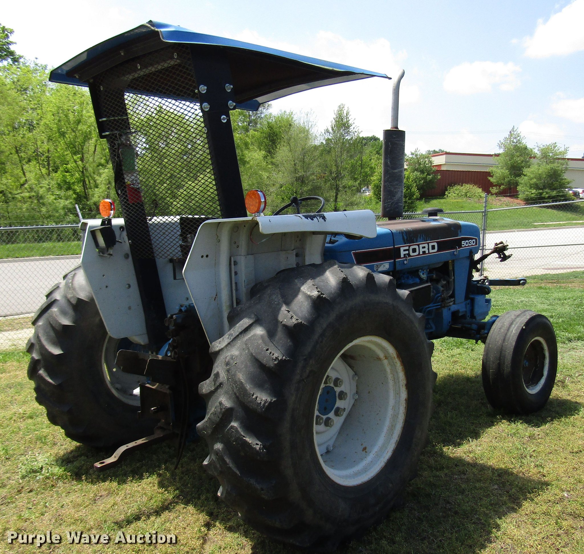 Ford 5030 tractor in Lansing, KS Item DF8068 sold Purple Wave