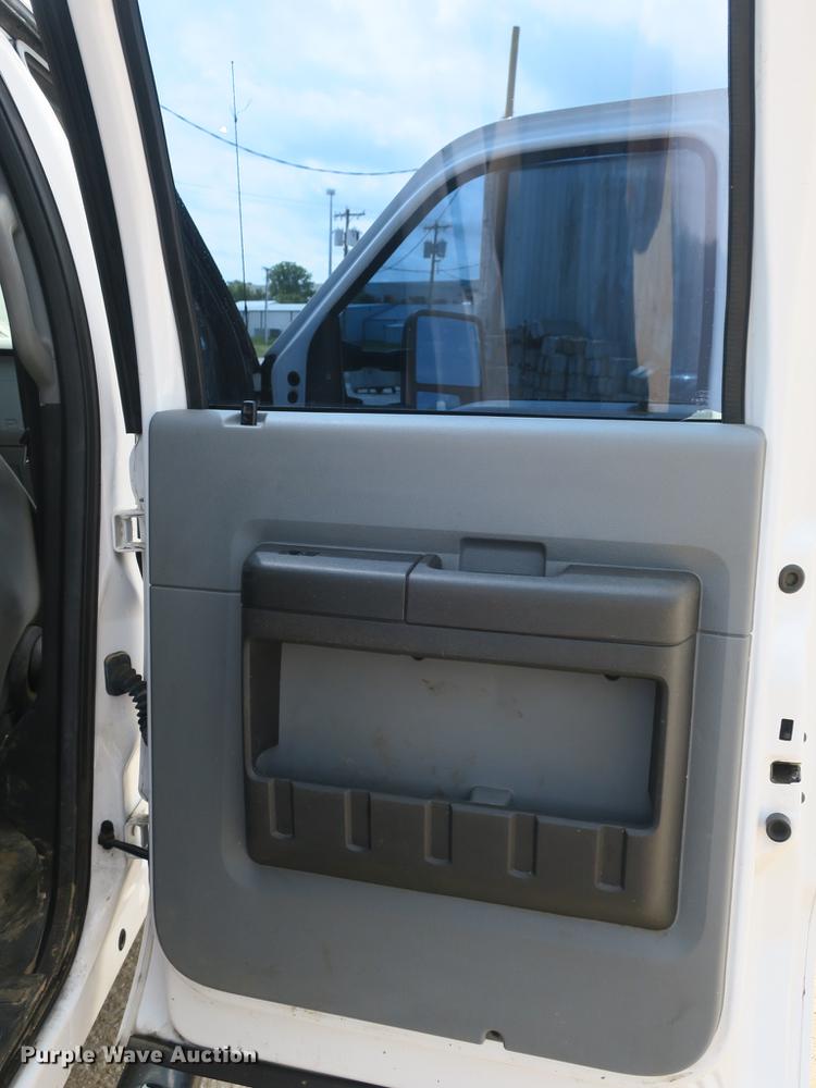 image for item DB8755 2016 Ford F550 Crew Cab truck cab and chassis