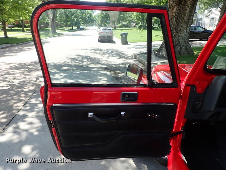 image for item DE5414 1990 Jeep Wrangler SUV