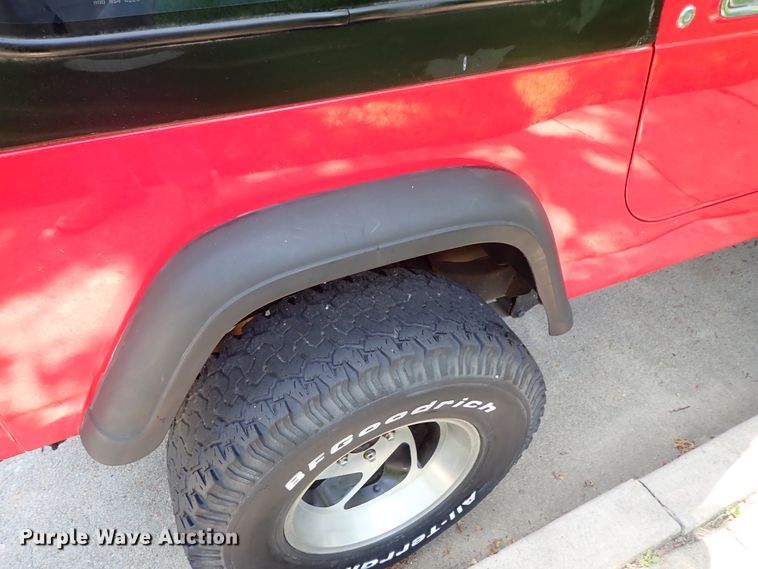 image for item DE5414 1990 Jeep Wrangler SUV