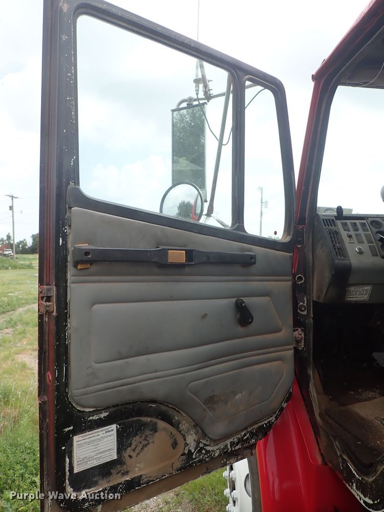 image for item DE5421 1993 Freightliner FL80 roll off container truck