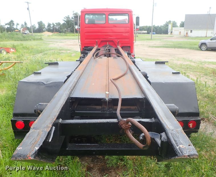 image for item DE5421 1993 Freightliner FL80 roll off container truck