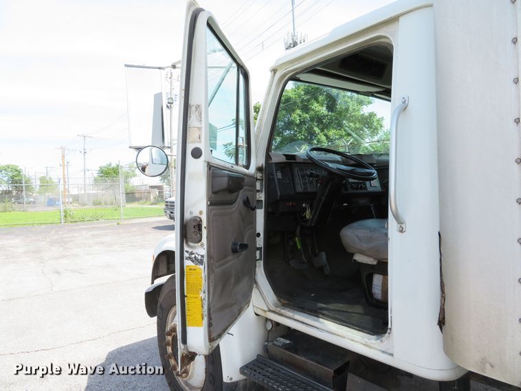 image for item DE8133 2000 International 4700 box truck