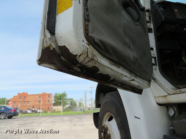 image for item DE8133 2000 International 4700 box truck