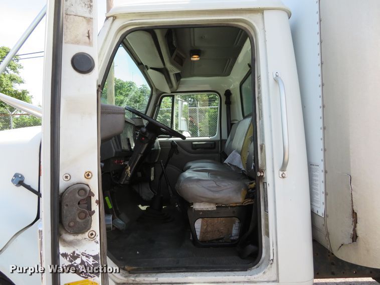 image for item DE8133 2000 International 4700 box truck
