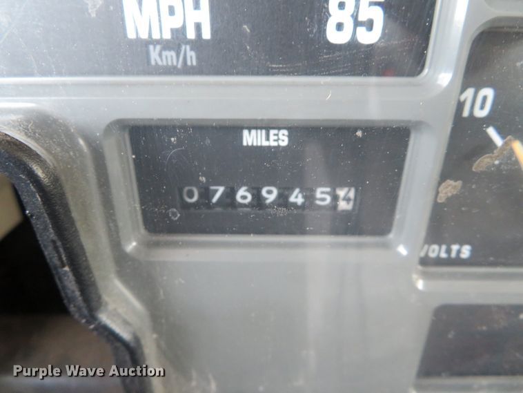 image for item DE8133 2000 International 4700 box truck