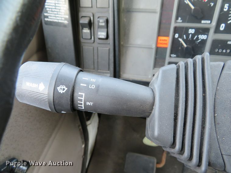 image for item DE8133 2000 International 4700 box truck