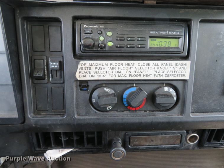 image for item DE8133 2000 International 4700 box truck