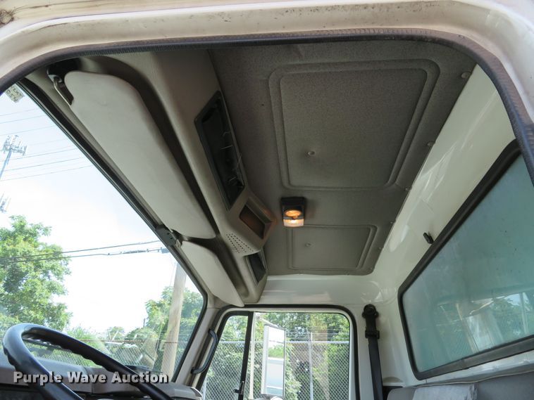 image for item DE8133 2000 International 4700 box truck