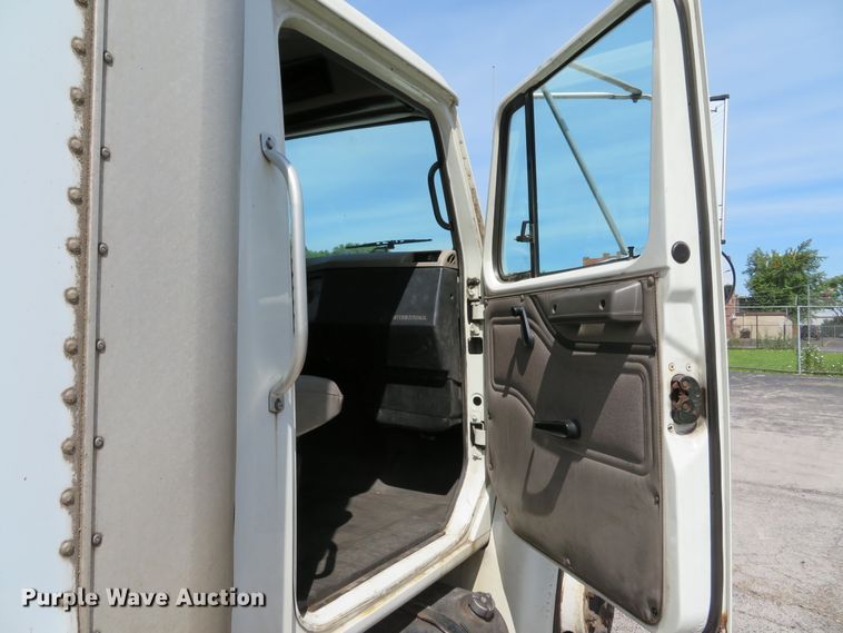 image for item DE8133 2000 International 4700 box truck