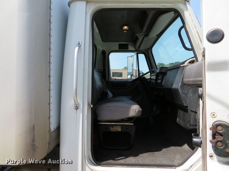 image for item DE8133 2000 International 4700 box truck