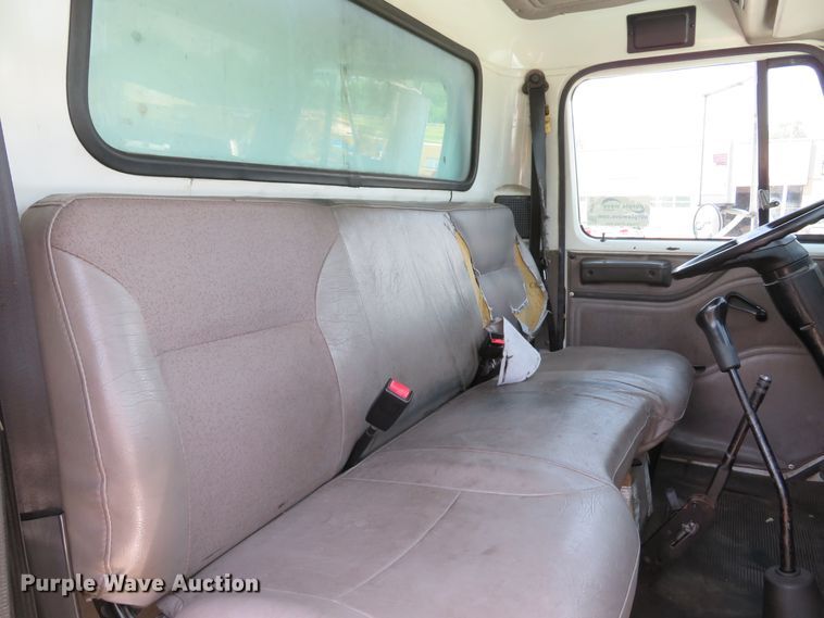 image for item DE8133 2000 International 4700 box truck