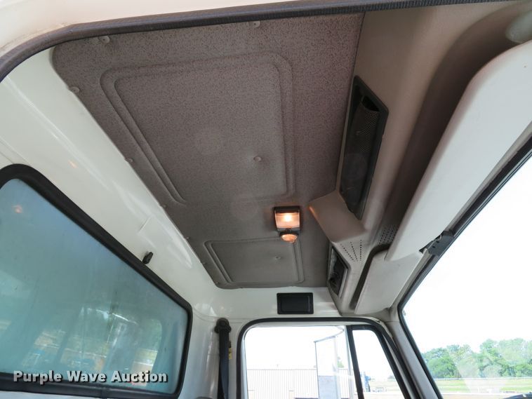 image for item DE8133 2000 International 4700 box truck