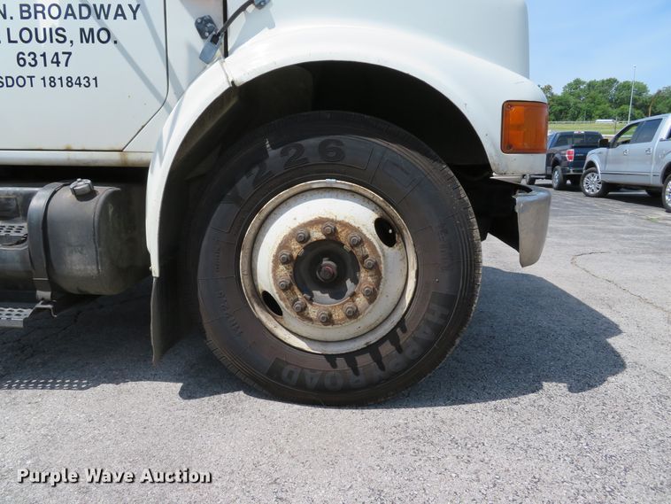 image for item DE8133 2000 International 4700 box truck