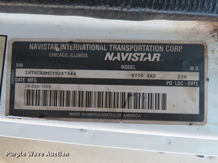 image for item DE8133 2000 International 4700 box truck