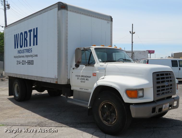 image for item DE8134 1995 Ford F700 box truck