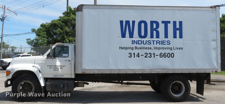 image for item DE8134 1995 Ford F700 box truck