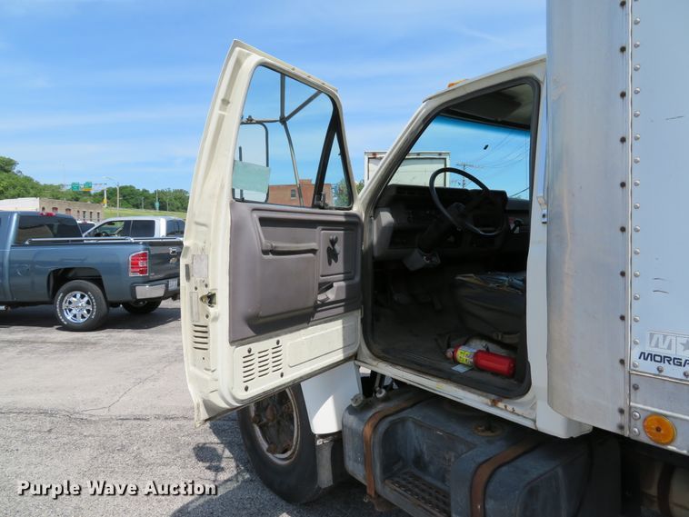 image for item DE8134 1995 Ford F700 box truck