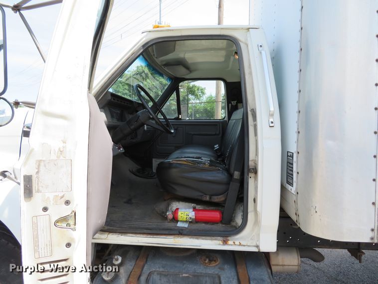 image for item DE8134 1995 Ford F700 box truck