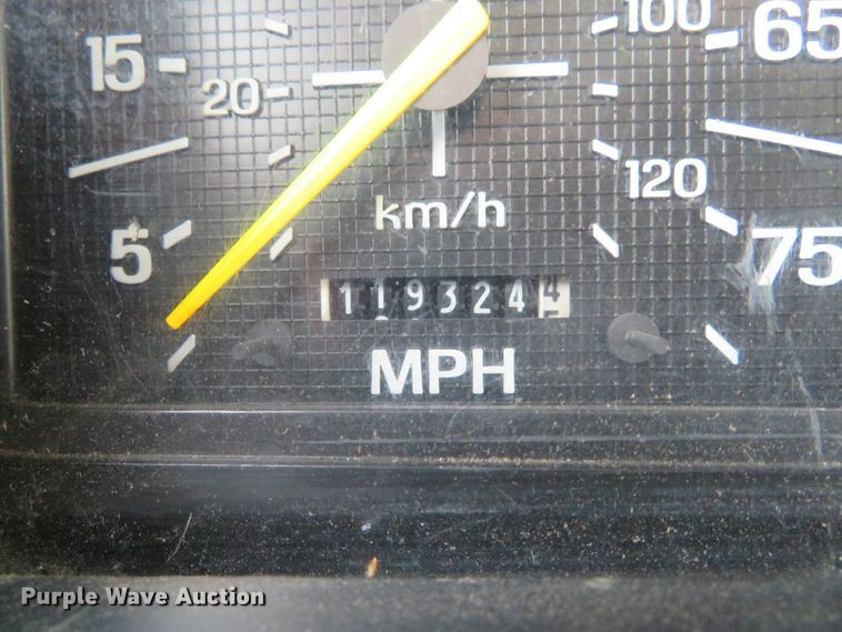 image for item DE8134 1995 Ford F700 box truck