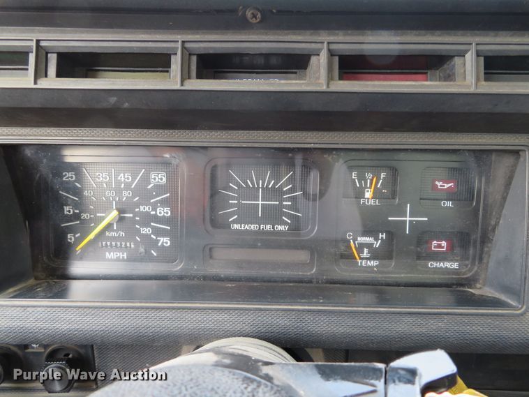 image for item DE8134 1995 Ford F700 box truck