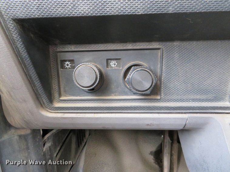 image for item DE8134 1995 Ford F700 box truck