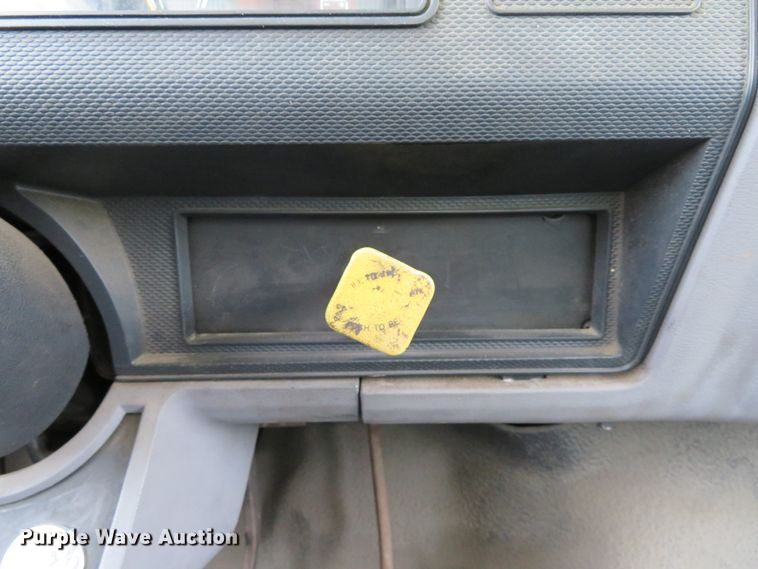 image for item DE8134 1995 Ford F700 box truck