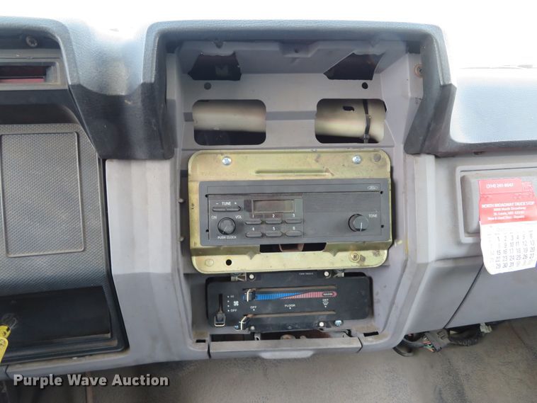 image for item DE8134 1995 Ford F700 box truck