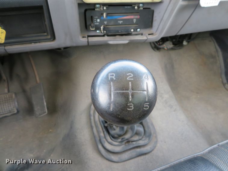 image for item DE8134 1995 Ford F700 box truck