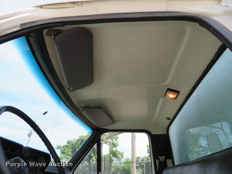 image for item DE8134 1995 Ford F700 box truck