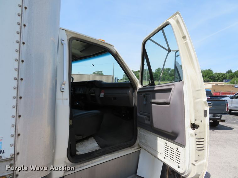 image for item DE8134 1995 Ford F700 box truck