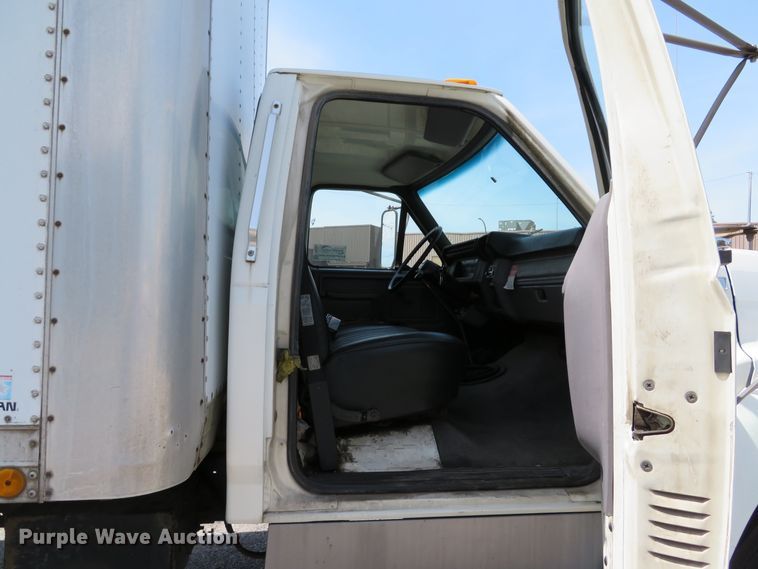 image for item DE8134 1995 Ford F700 box truck