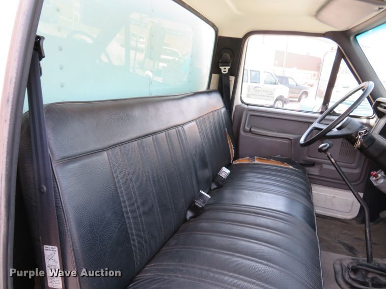 image for item DE8134 1995 Ford F700 box truck