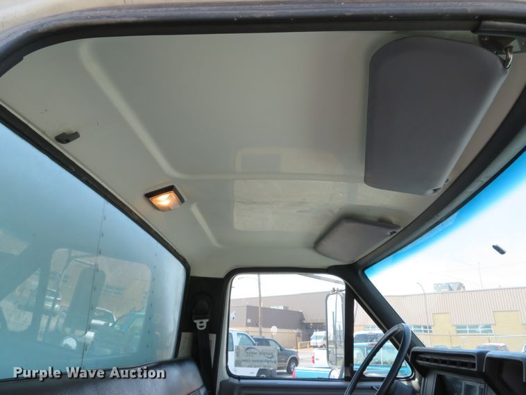 image for item DE8134 1995 Ford F700 box truck